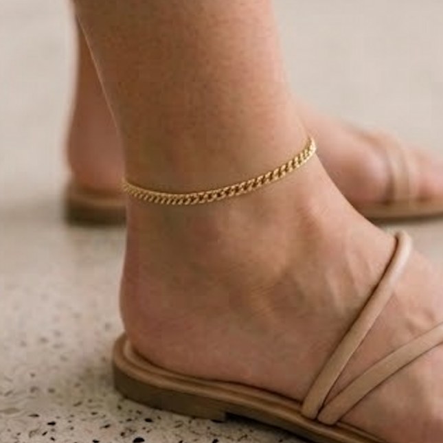 Fine gold anklet.